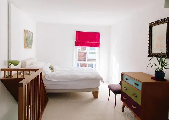 Cute 1 Bed Townhouse In Jericho