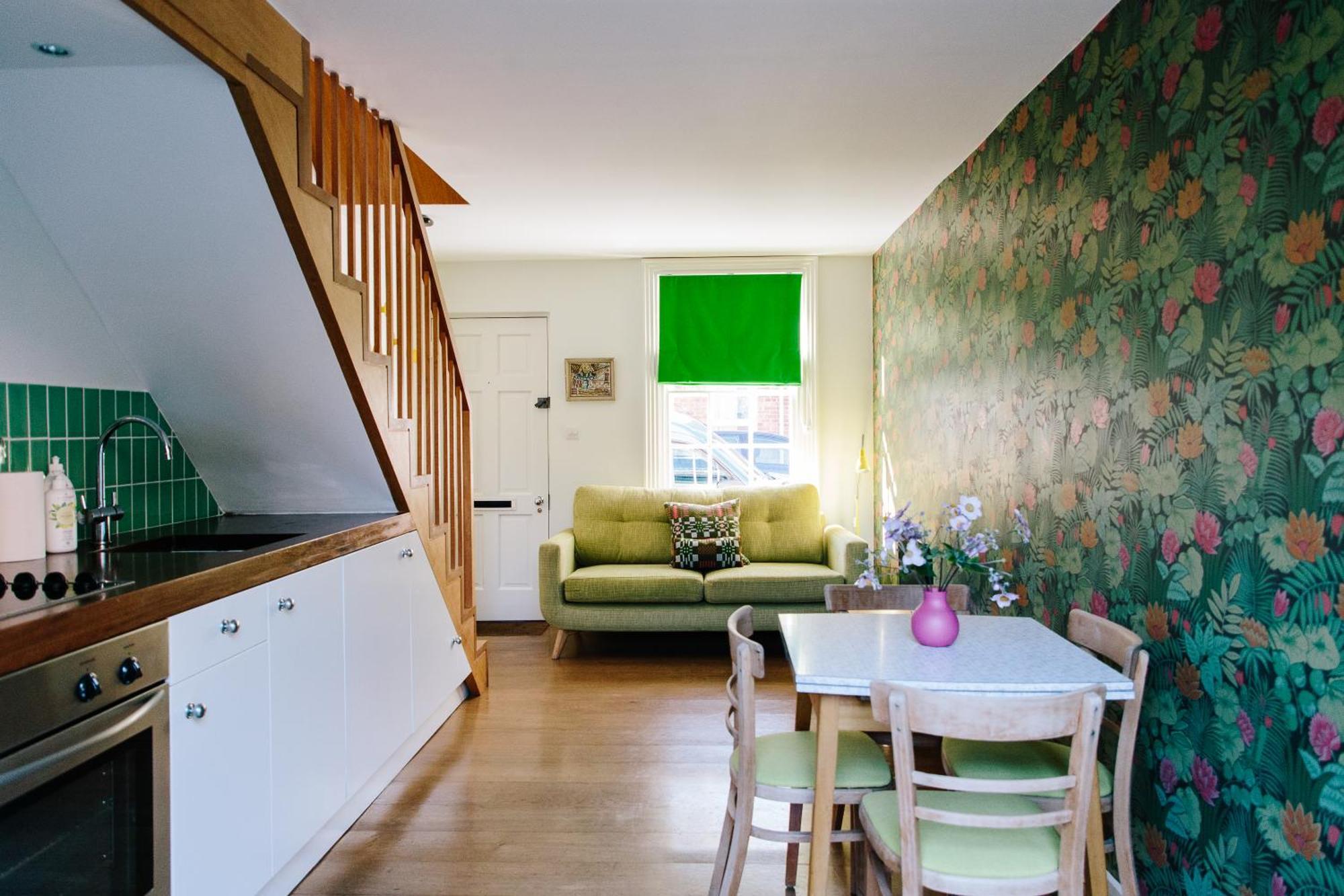 Cute 1 Bed Townhouse In Jericho